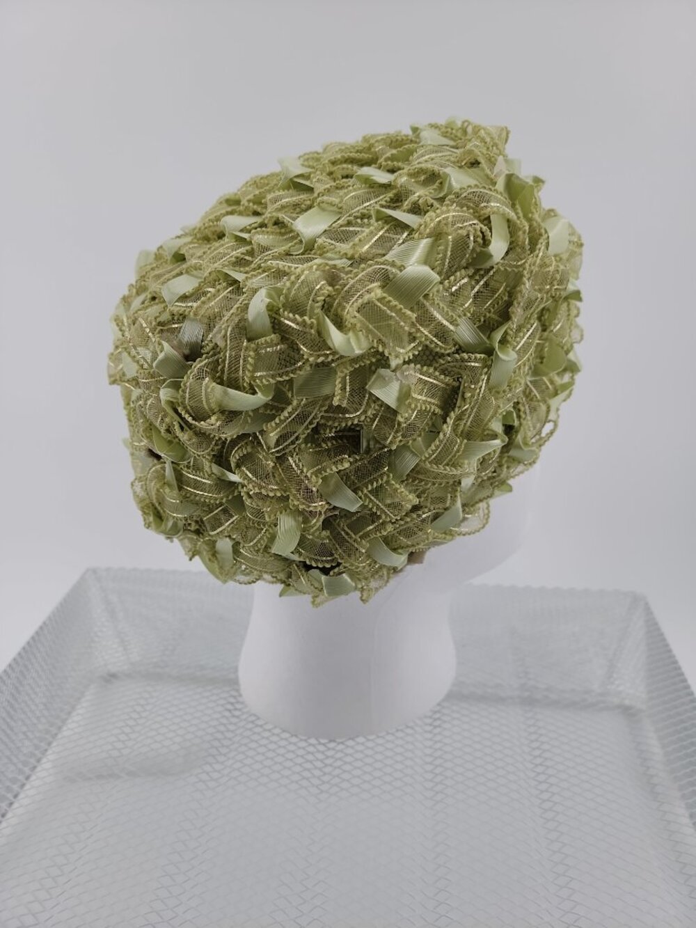 Vintage L.S. Ayres Indianapolis Green Ribbon Cloche Hat 1960s Derby Pillbox Hat - Picture 5 of 10
